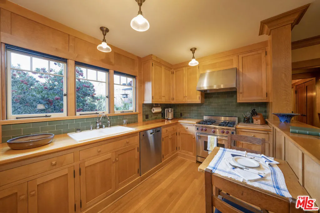 111 S Van Ness Avenue, Los Angeles, California 90004 home-pic-64